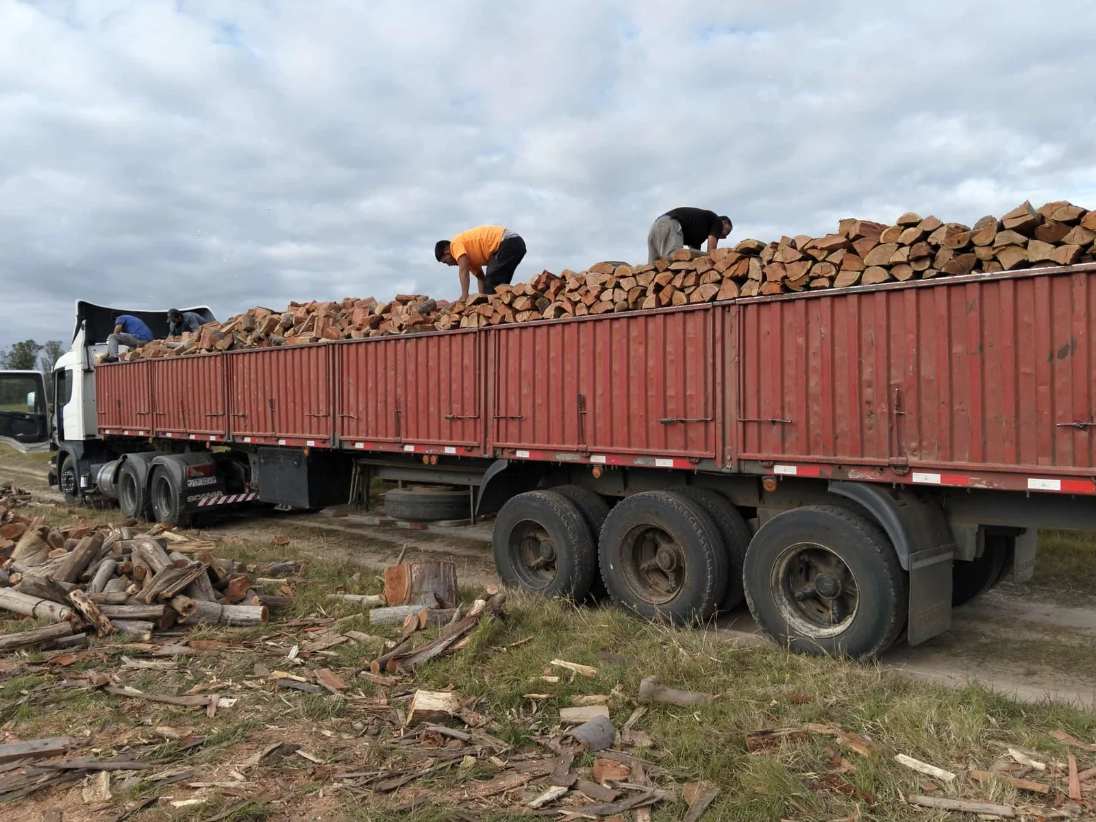 El equipo de La Leñería cargando un camión de reparto